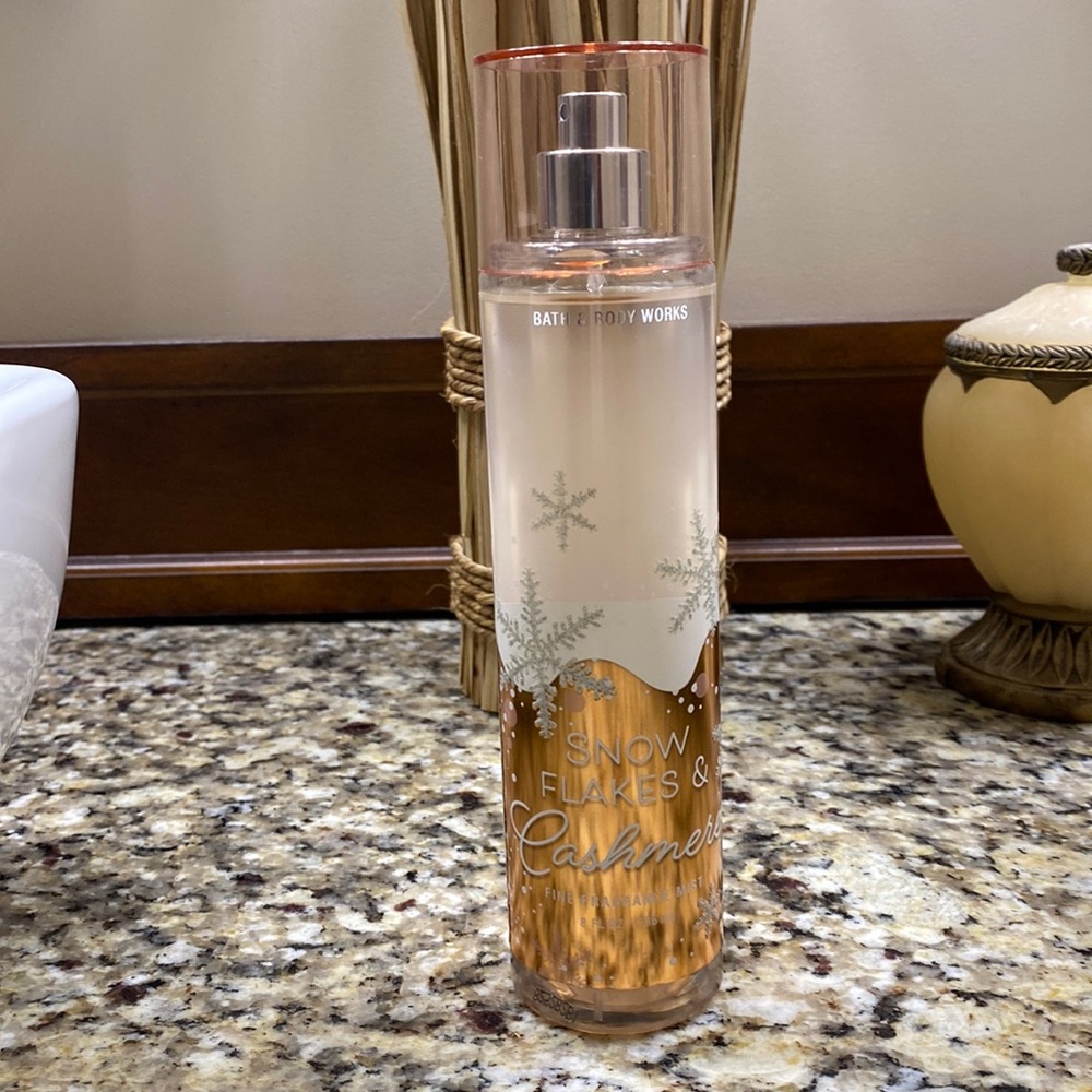 Bath and Body Works Snowflakes and Cashmere Mist